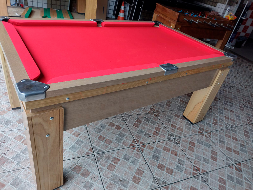 Mesa de bilhar comercial em madeira clara com pano vermelho novo