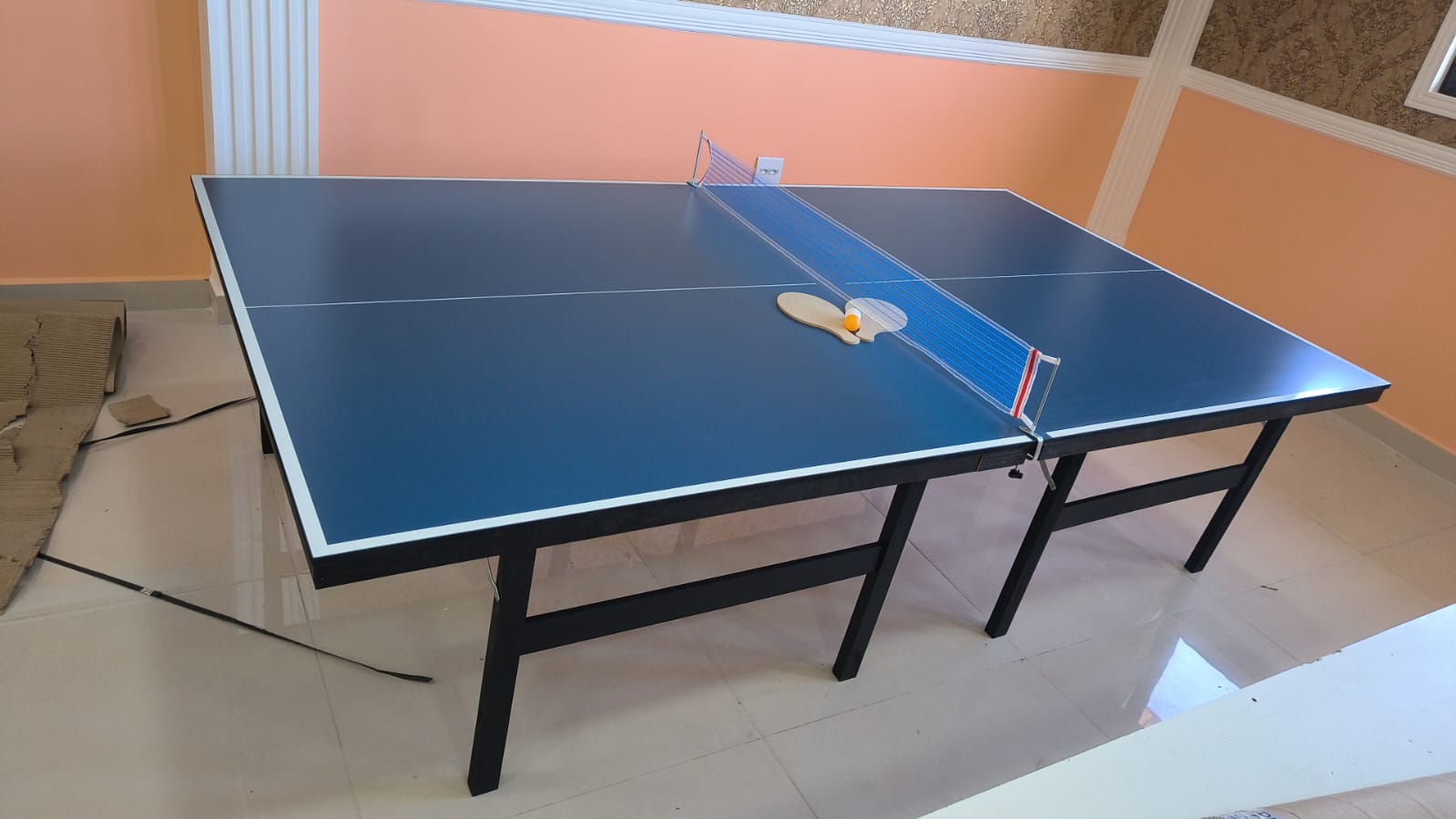 Mesa de ping pong oficial com tampo azul, rede, raquetes e bolinha
