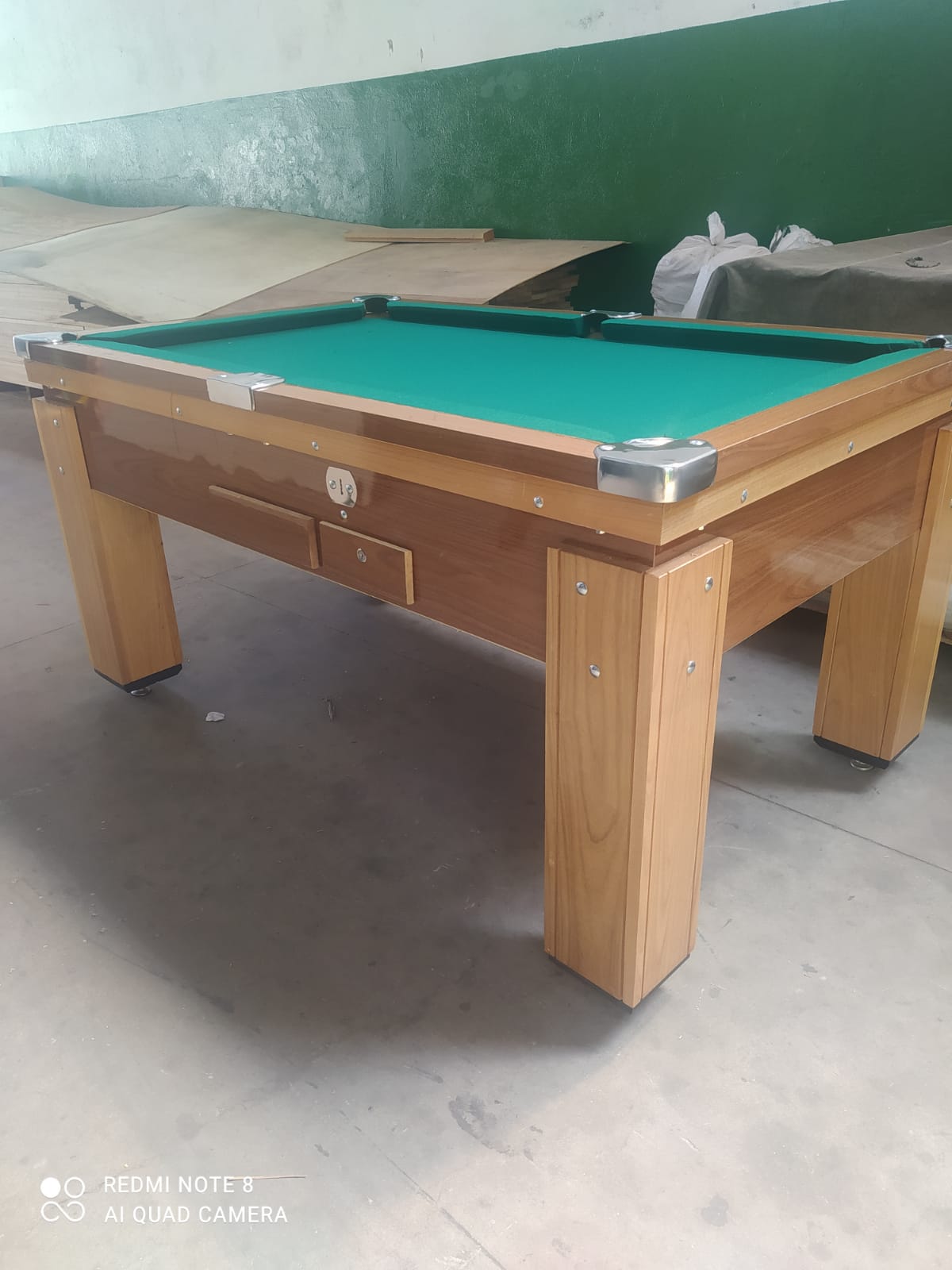 Chácaras — Mesa de sinuca com pano verde