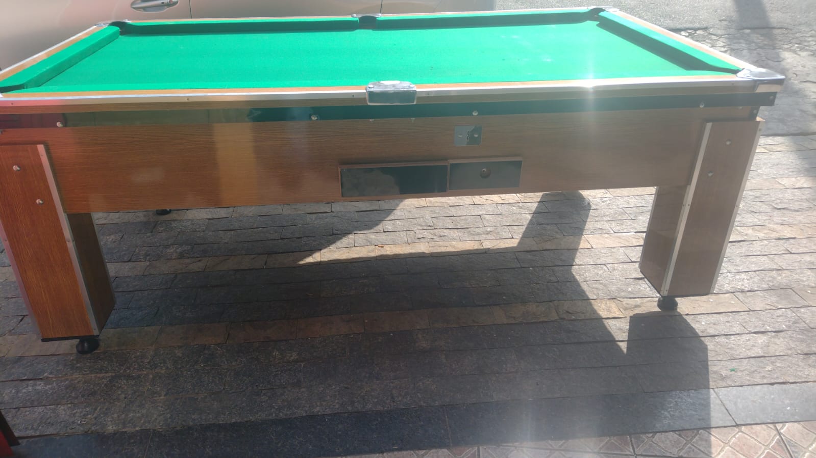 Mesa de bilhar comercial com pano verde e moedeiro