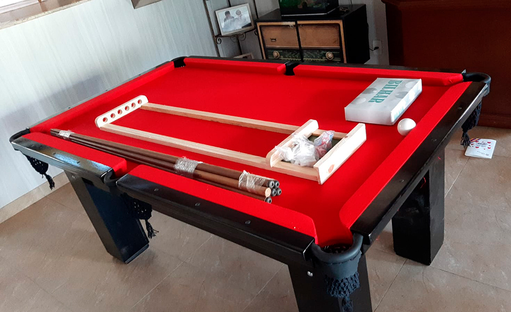 Mesa de bilhar residencial preta com pano vermelho e kit completo de acessórios
