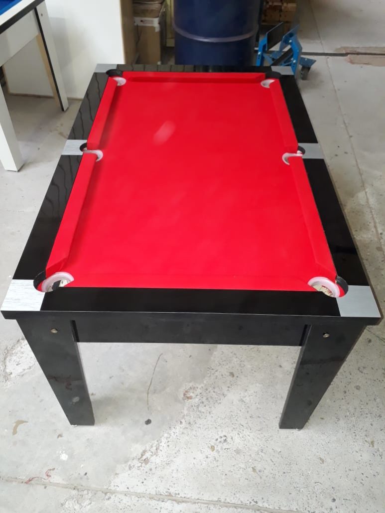 Mesa infantil preta com pano vermelho e cantoneiras cromadas