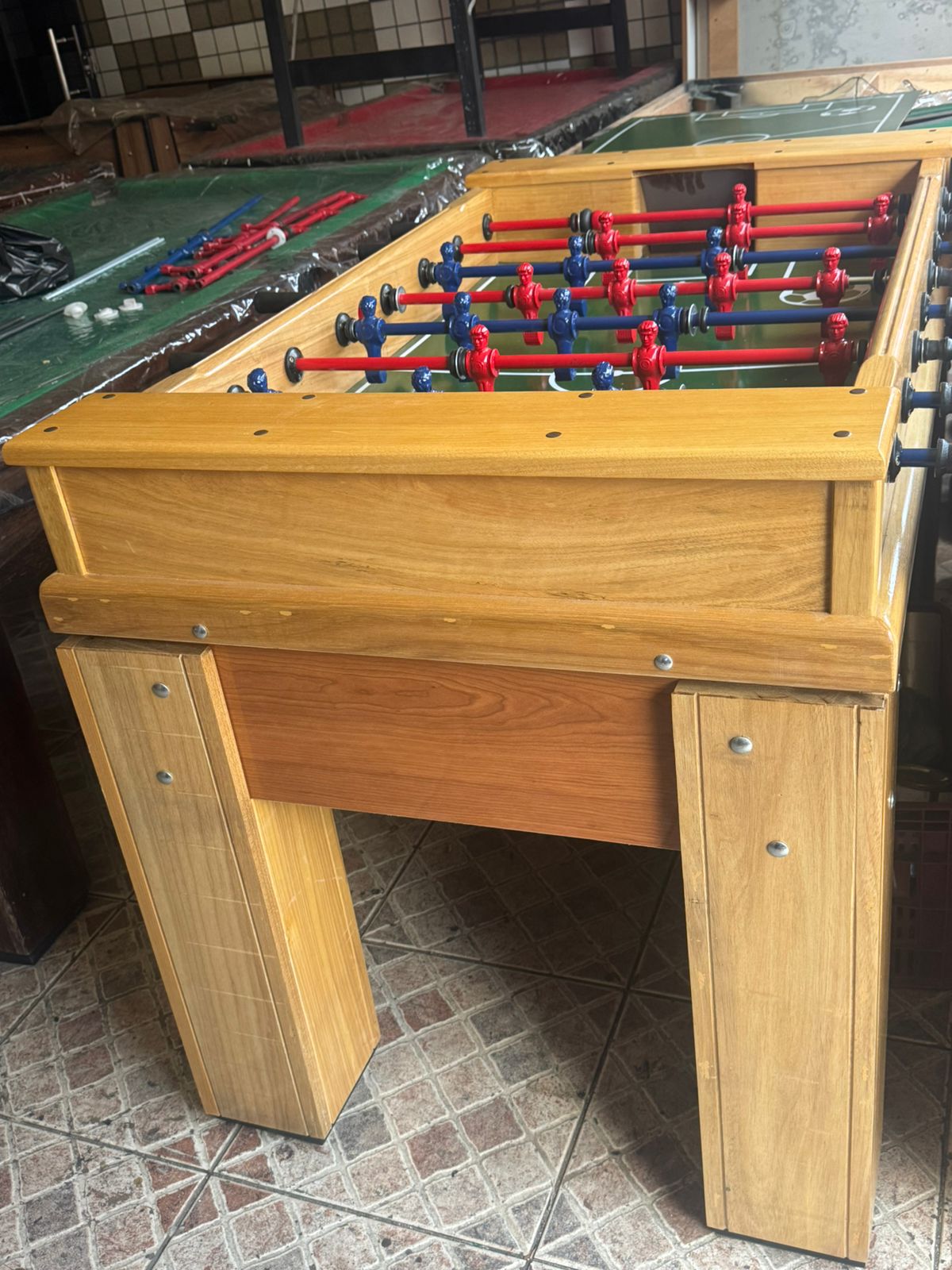 Mesa de pebolim com estrutura reforçada e pés em madeira