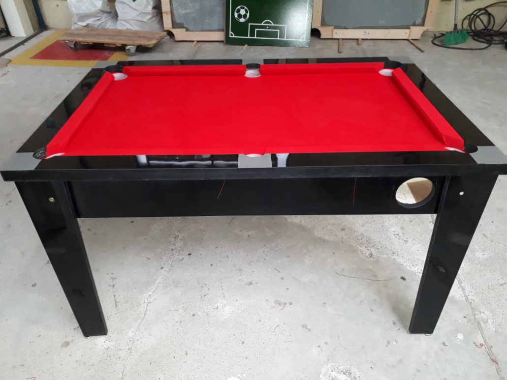 Mesa infantil preta laqueada com pano vermelho vista de frente