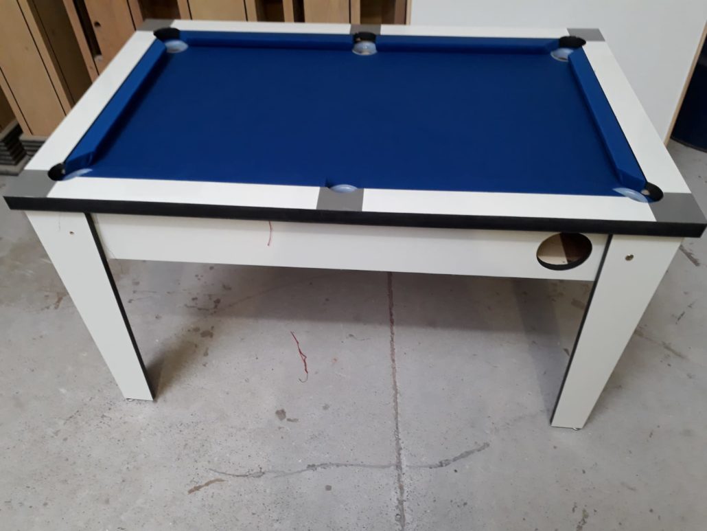 Mesa infantil branca com pano azul vista frontal