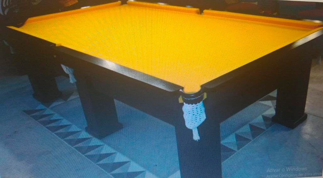 Mesa de bilhar profissional preta com pano amarelo