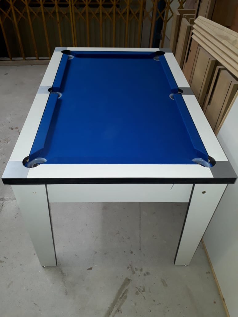 Mesa infantil branca com pano azul e borda preta