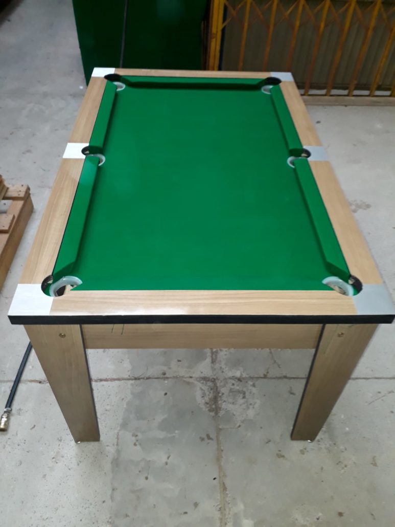 Mesa infantil em madeira clara com pano verde