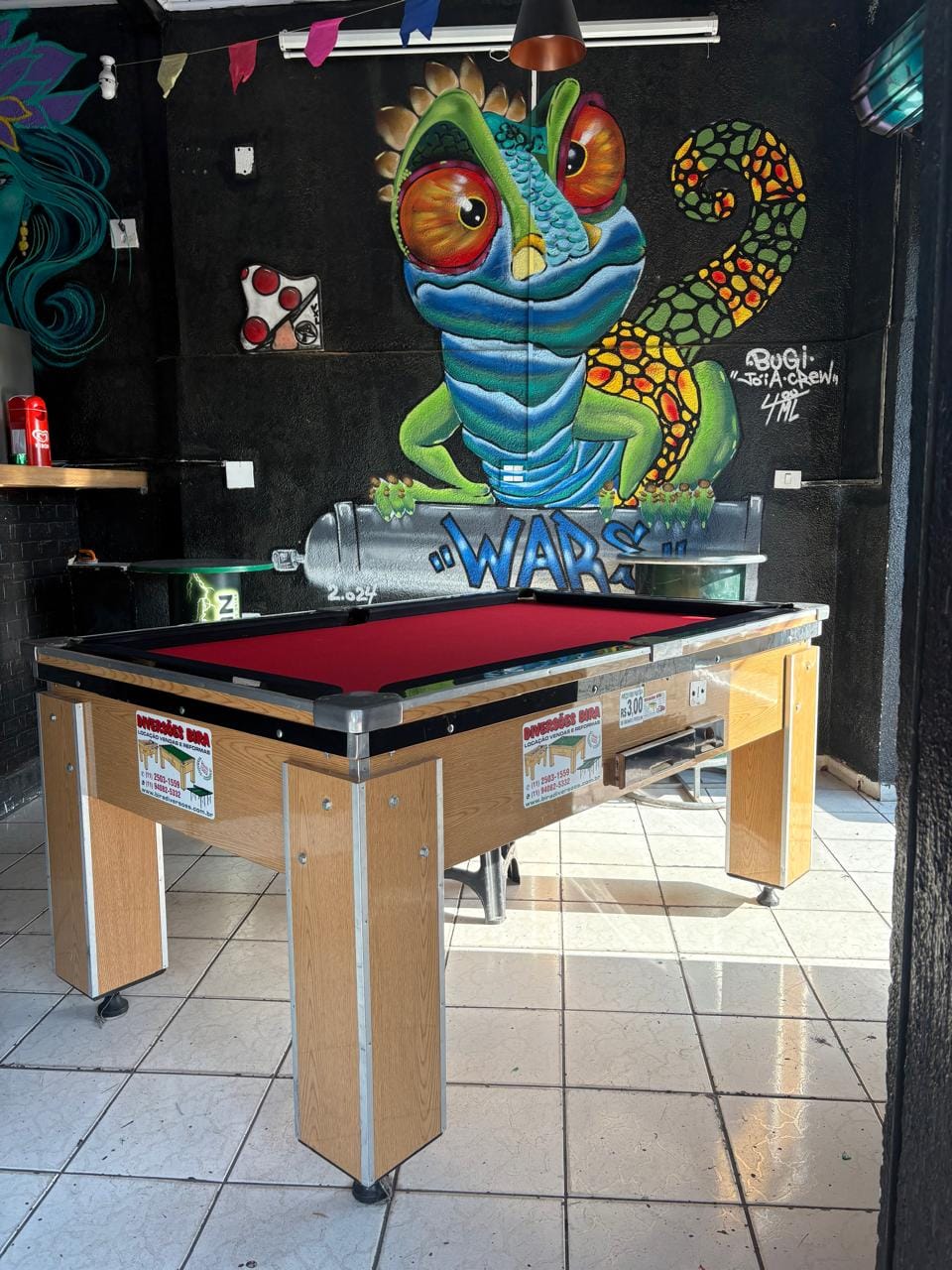 Mesa de bilhar alugada instalada em bar para evento